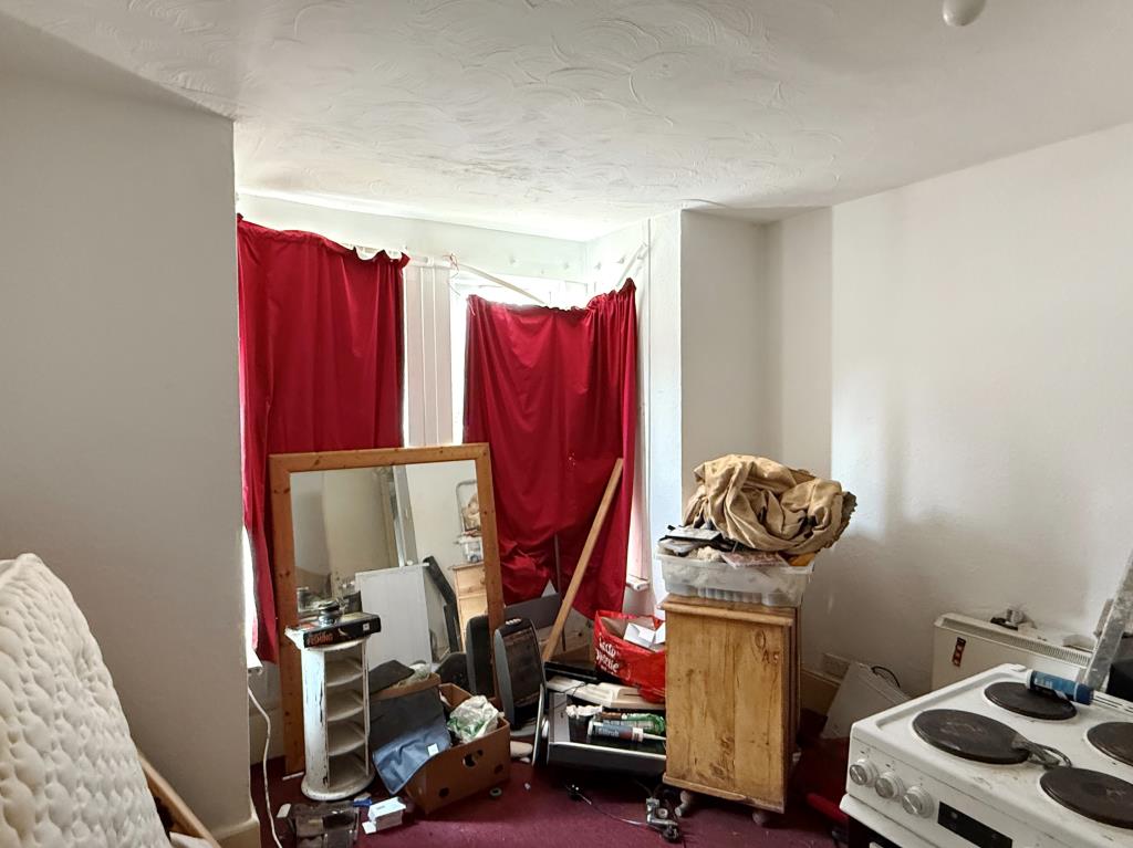 Lot: 132 - TWO FLATS CLOSE TO TOWN CENTRE FOR IMPROVEMENT - Living Room in Ground Floor Flat